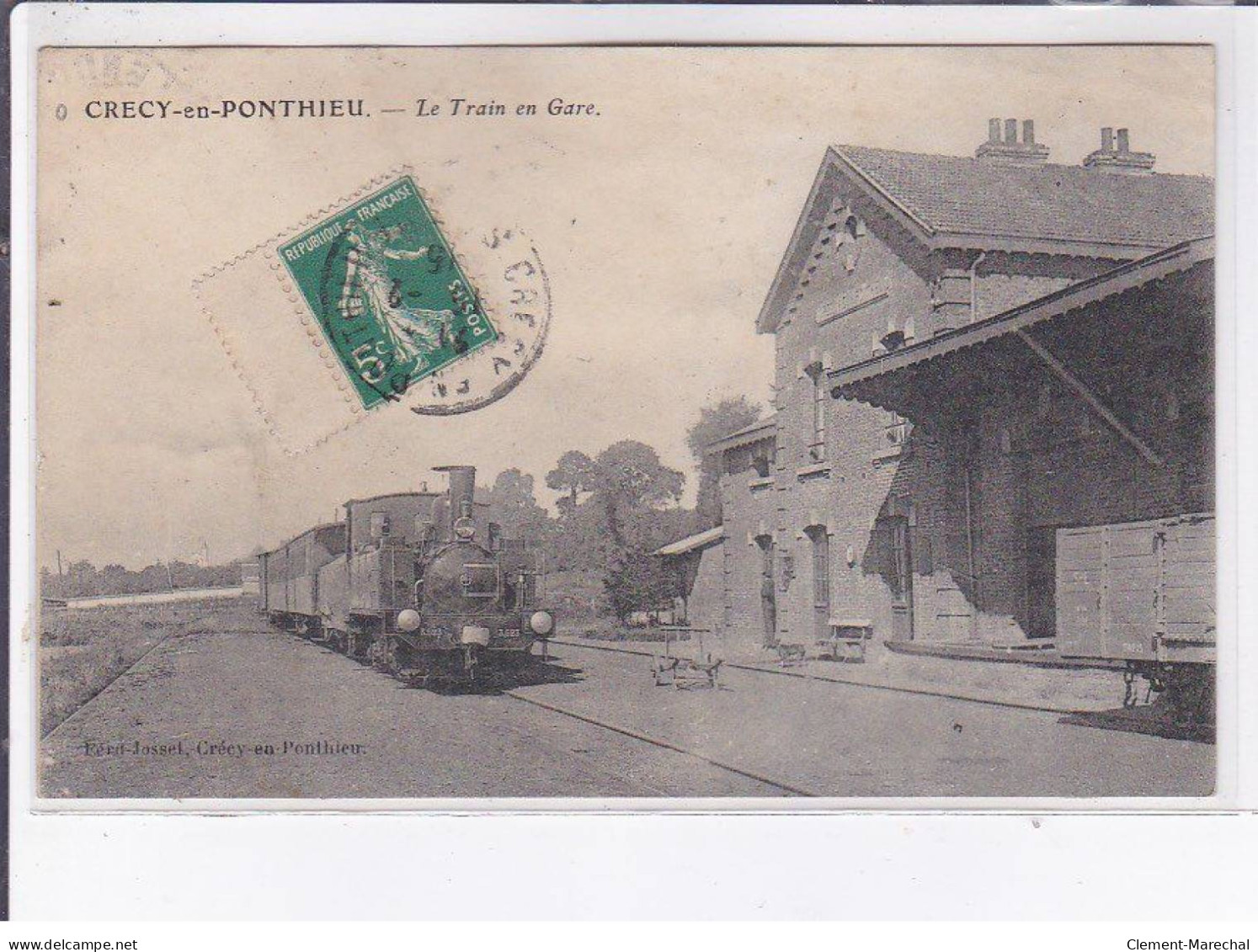 CRECY-en-PONTHIEU: Le Train En Gare - état (partiellement Décollée) - Crecy En Ponthieu
