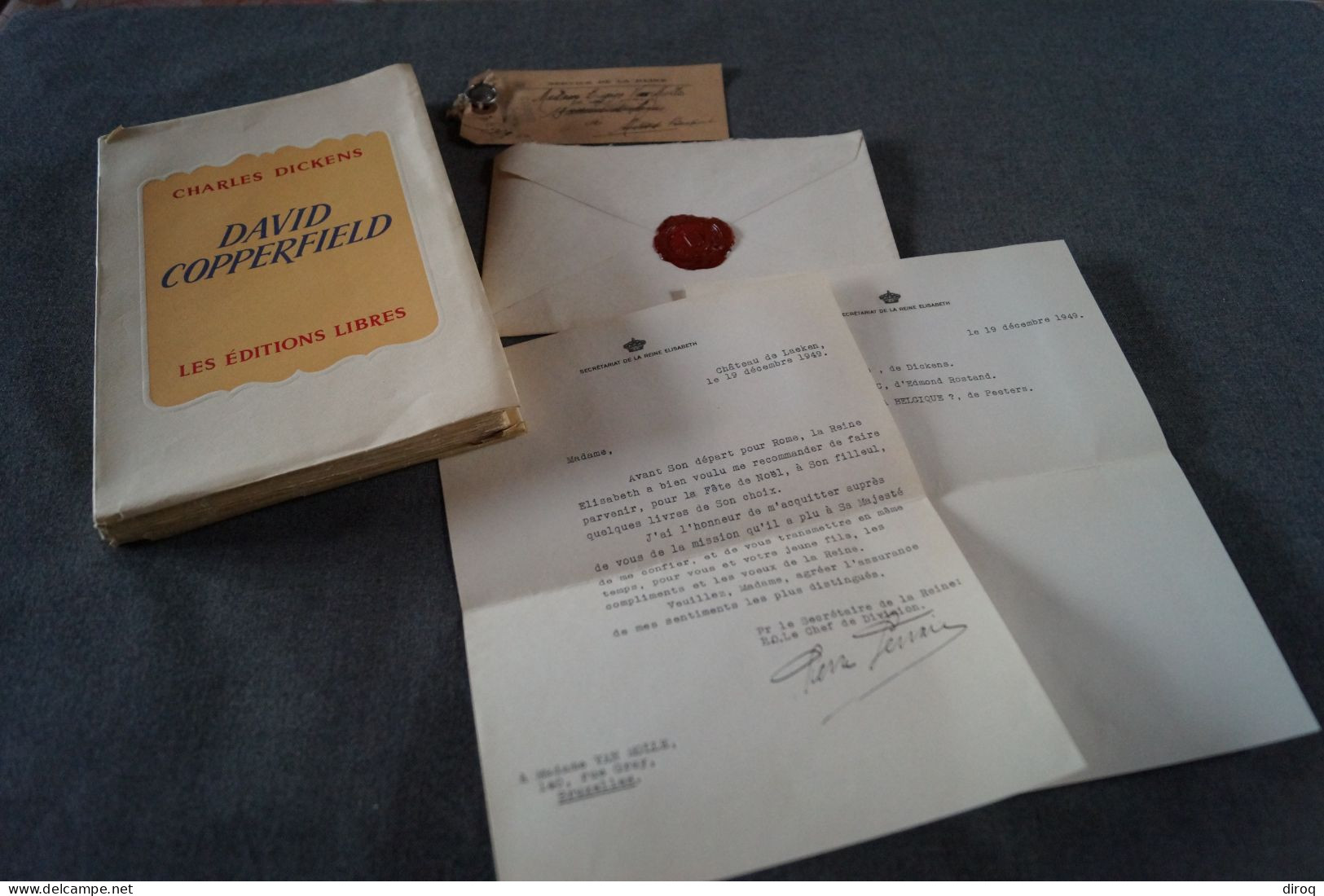 Courrier De La Reine Elisabeth + Livre,David Copperfield,1949 Offert Par La Reine,Documents Et Cachet De Cire,23,5/16 Cm - Familias Reales