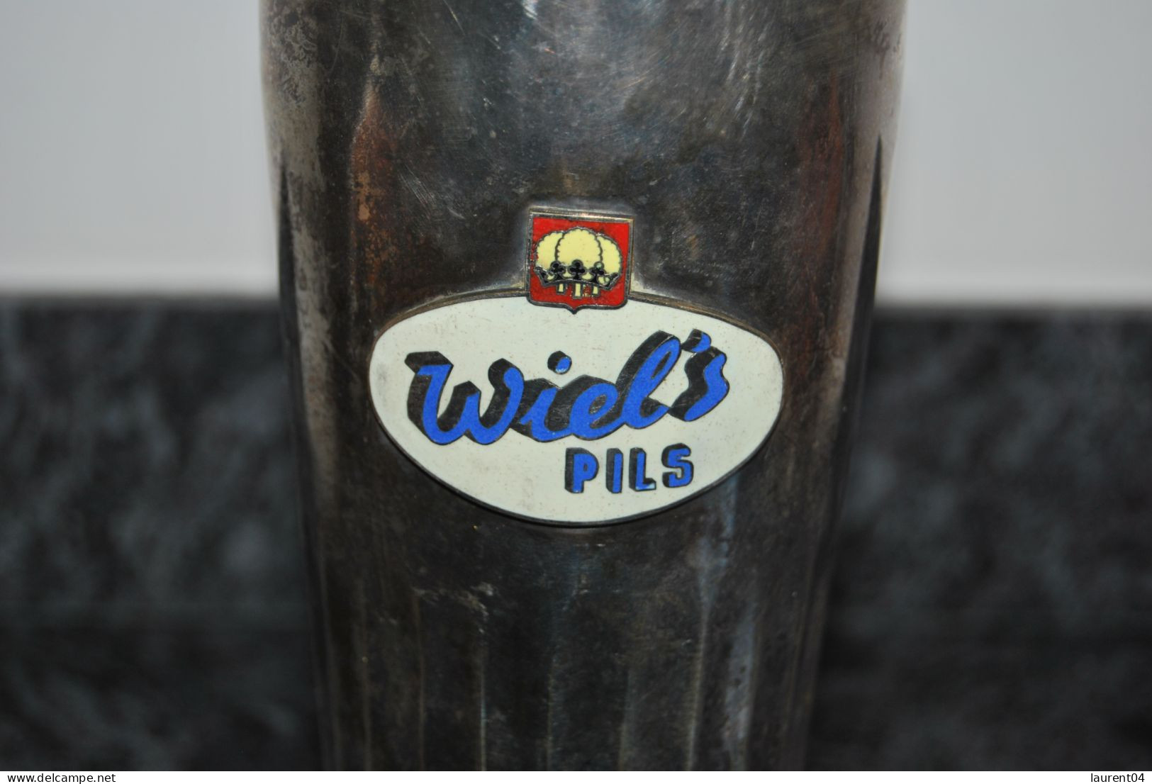 BRASSERIE  BIERE WIEL'S PILS. ANCIENNE COUPE PUBLICITAIRE EN FORME DE VERRE AVEC LOGO EMAILLE  WIEL'S - Autres & Non Classés