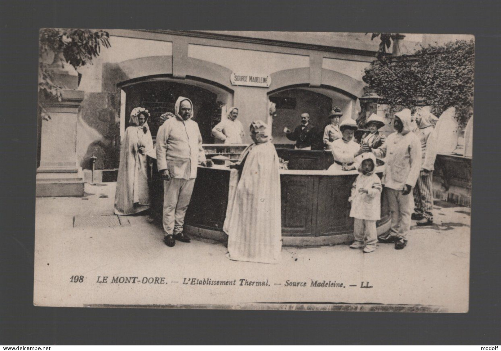 CPA - 63 - Le Mont-Dore - L'Etablissement Thermal - Source Madeleine - Animée - Circulée - Le Mont Dore