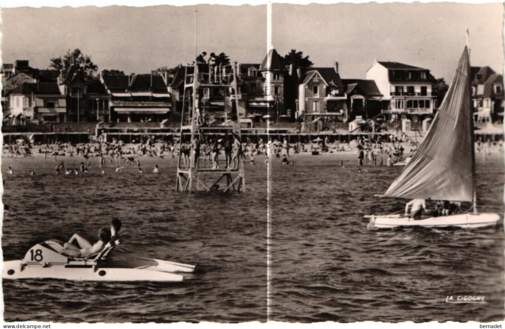 44 . LA BAULE . COIN DE LA PLAGE VU DE LA MER . PEDALO . VOILIER     ( Trait Blanc Pas Sur Original ) - La Baule-Escoublac