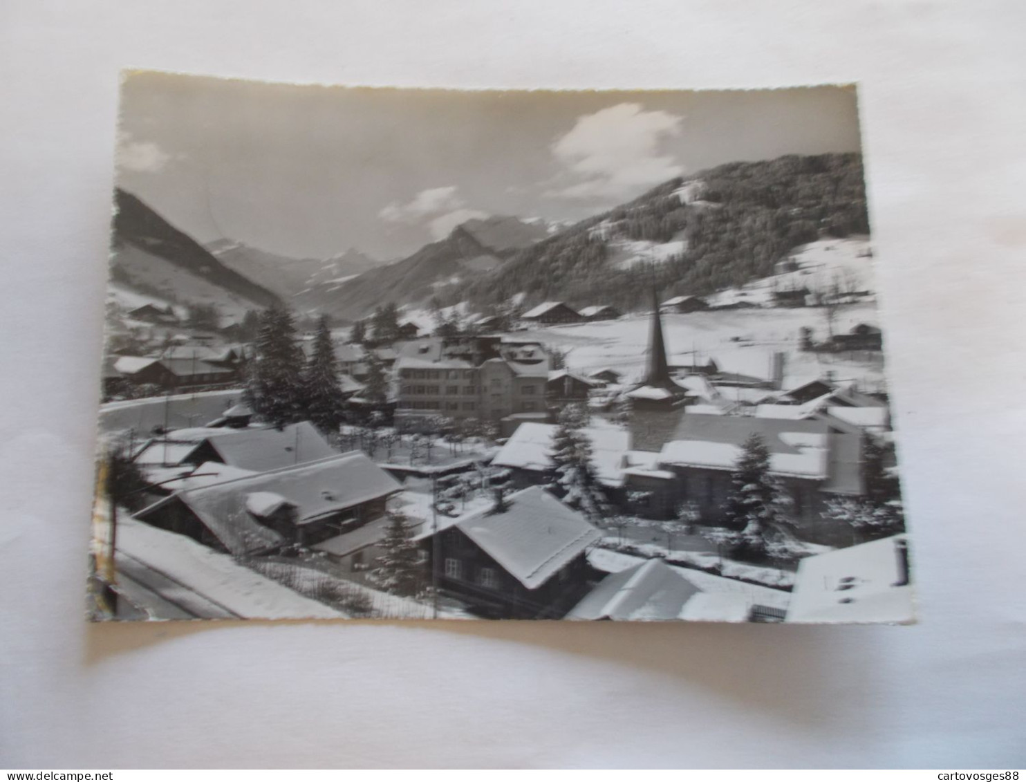 GSTAAD Et L OLDENHRON  BERNE ( SUISSE SWITZERLAND ) VUE SOUS LA NEIGE DE LA VILLE EN GROS PLAN - Gstaad