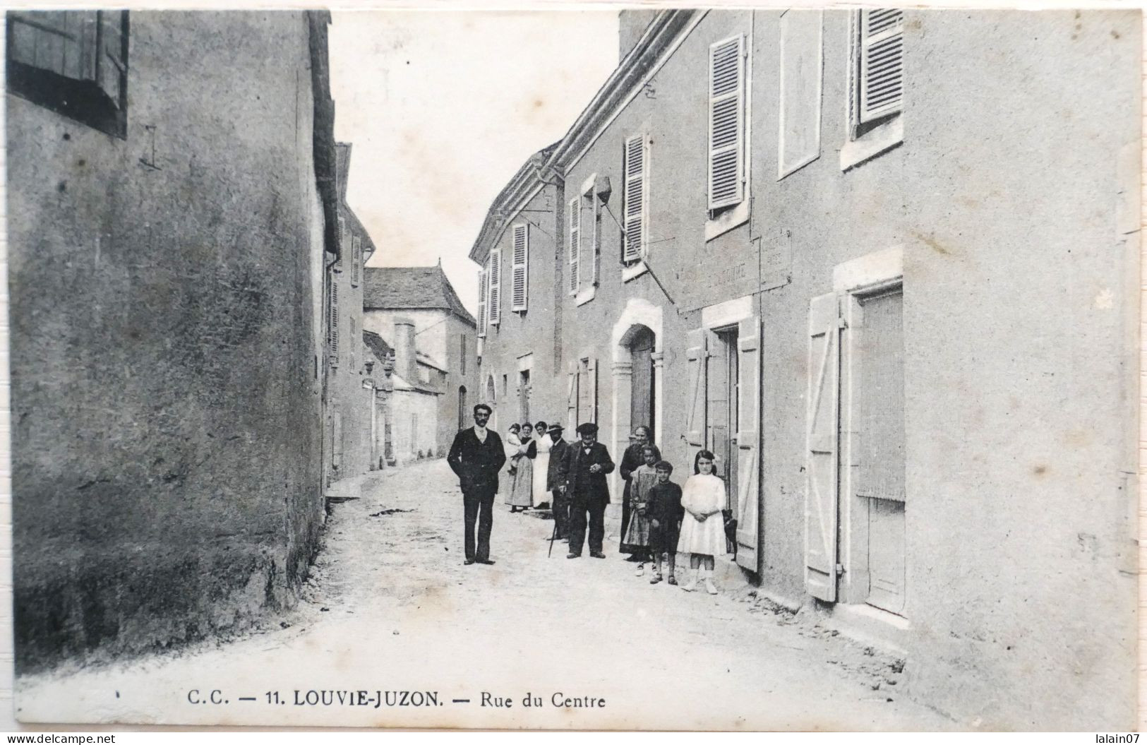 C. P. A. : 64 : LOUVIE JUZON : Rue Du Centre, Animé - Other & Unclassified