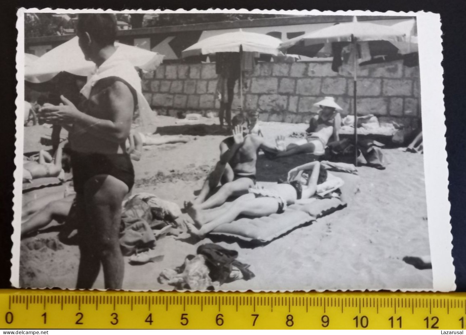 #15   Man On Vacation - On The Beach In A Bathing Suit / Homme En Vacances - Sur La Plage En Maillot De Bain - Anonyme Personen