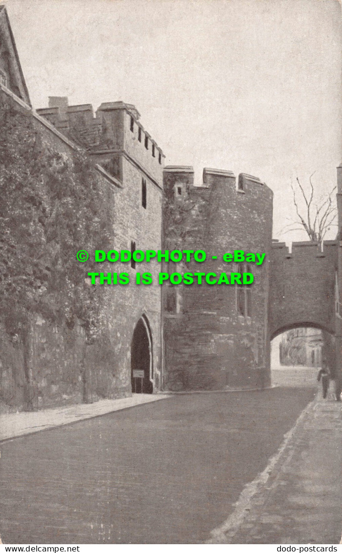R540786 Tower Of London. View Along The Outer Ward. Gale And Polden - Autres & Non Classés