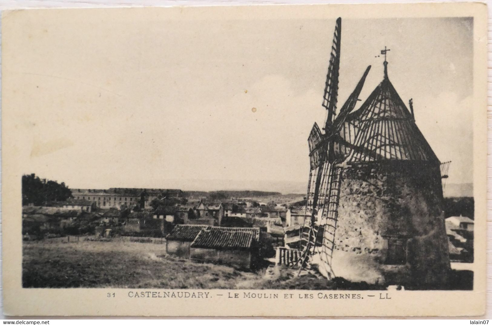 C. P. A. : 11 : CASTELNAUDARY : Le Moulin Et Les Casernes - Castelnaudary