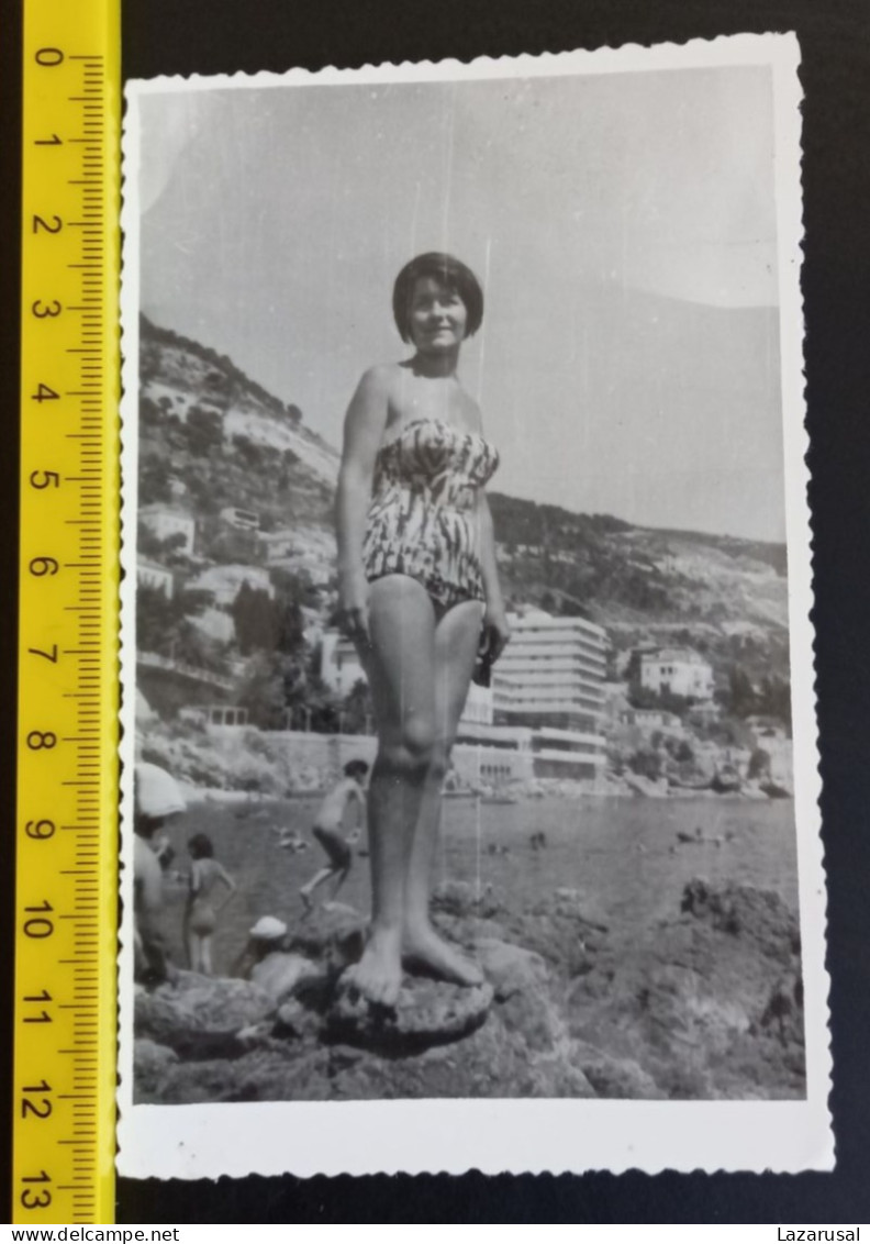 #15      Woman On Vacation - On The Beach In A Bathing Suit / Femme En Vacances - Sur La Plage En Maillot De Bain - Anonymous Persons