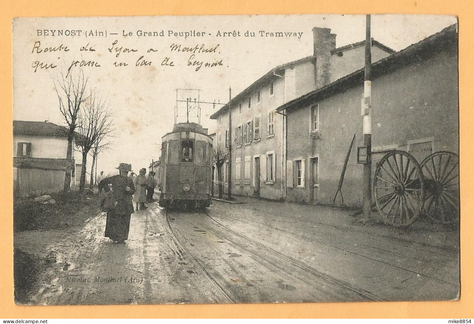 0181  CPA   BEYNOST (Ain) Le Grand Peuplier - Arrêt Du Tramway - Route De Lyon à Montluel Qui Passe En Bas De Beynost - Unclassified