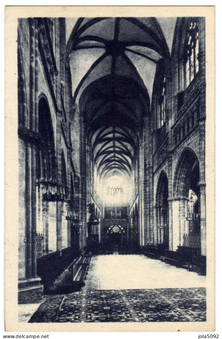 29 / QUIMPER - La Cathédrale - La Nef Du Choeur - Quimper