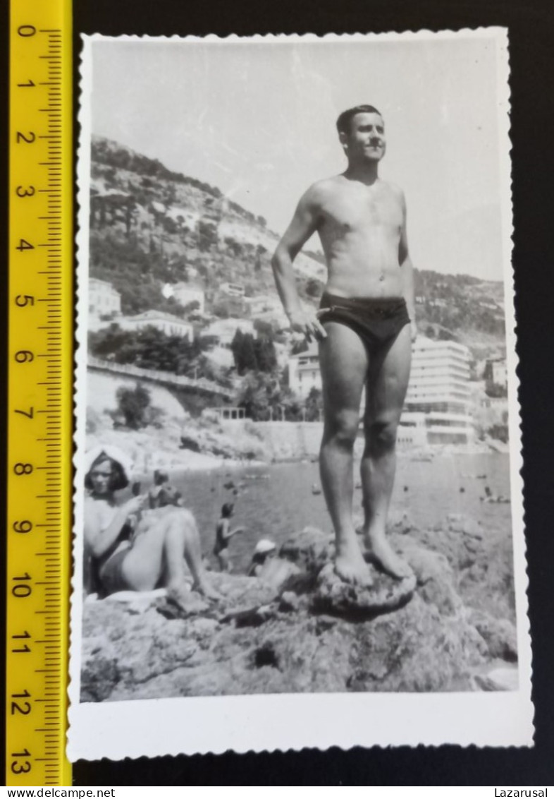 #15  Man On Vacation - On The Beach In A Bathing Suit / Homme En Vacances - Sur La Plage En Maillot De Bain - Anonyme Personen