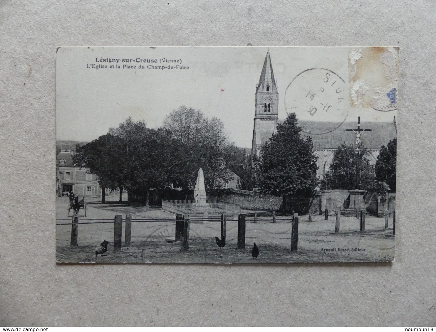 Lésigny-sur-Creuse L'église Et La Place Du Champ De Foire Arnoult-Besse - Autres & Non Classés