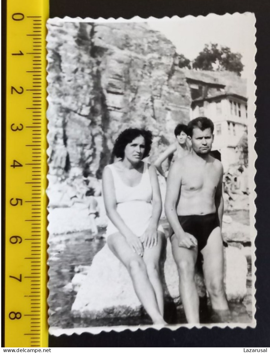 #15  Man Woman - Couple On Vacation - On The Beach In A Bathing Suit Femme En Vacances - Sur La Plage En Maillot De Bain - Personnes Anonymes