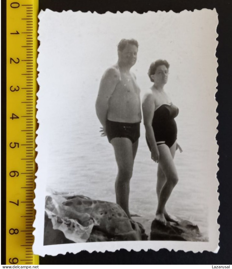 #15  Man Woman - Couple On Vacation - On The Beach In A Bathing Suit Femme En Vacances - Sur La Plage En Maillot De Bain - Personnes Anonymes