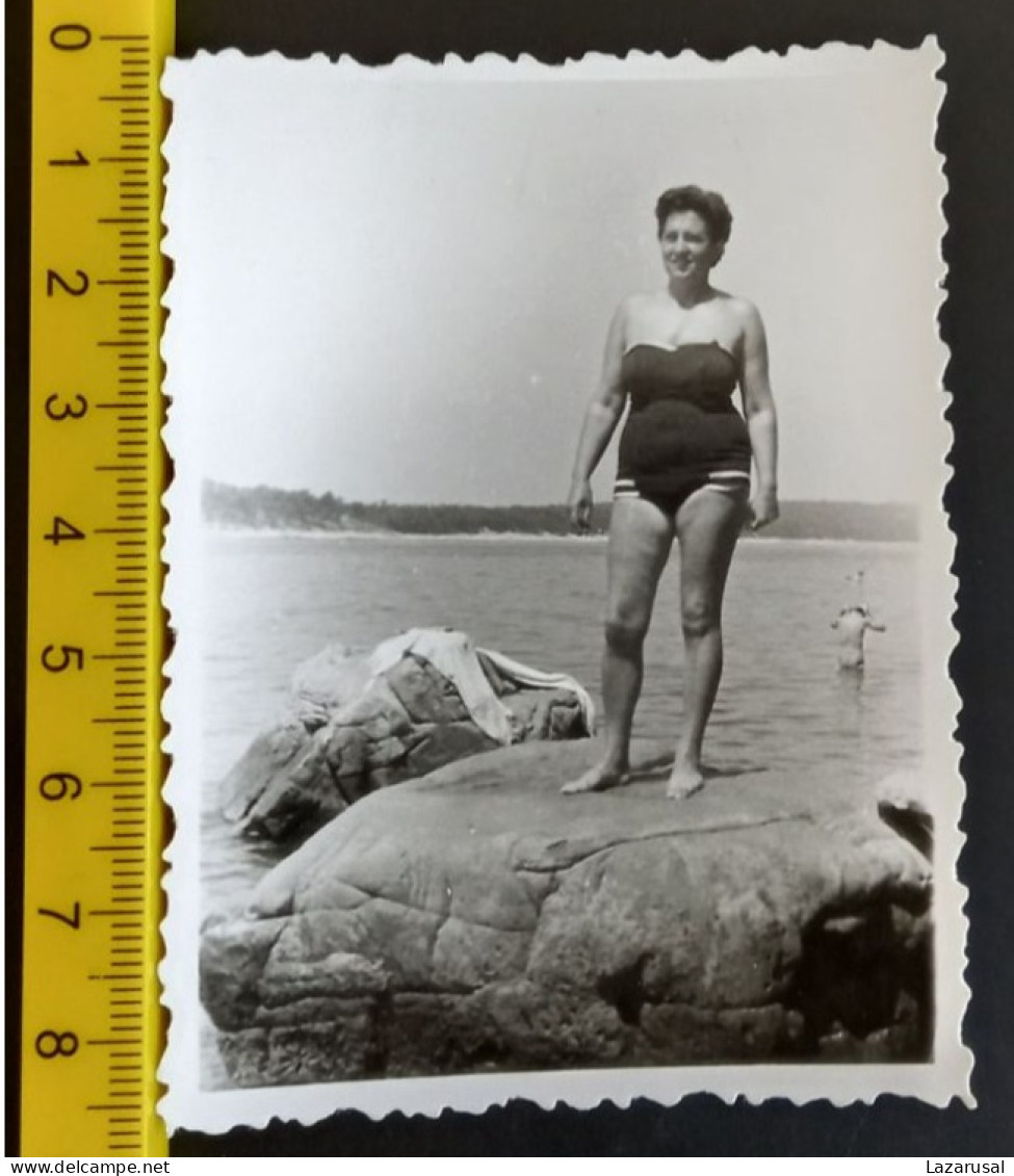 #15  Woman On Vacation - On The Beach In A Bathing Suit / Femme En Vacances - Sur La Plage En Maillot De Bain - Anonyme Personen