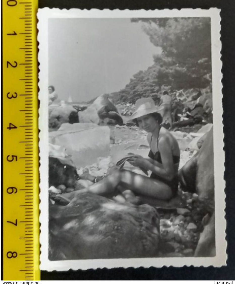 #15  Woman On Vacation - On The Beach In A Bathing Suit / Femme En Vacances - Sur La Plage En Maillot De Bain - Anonieme Personen