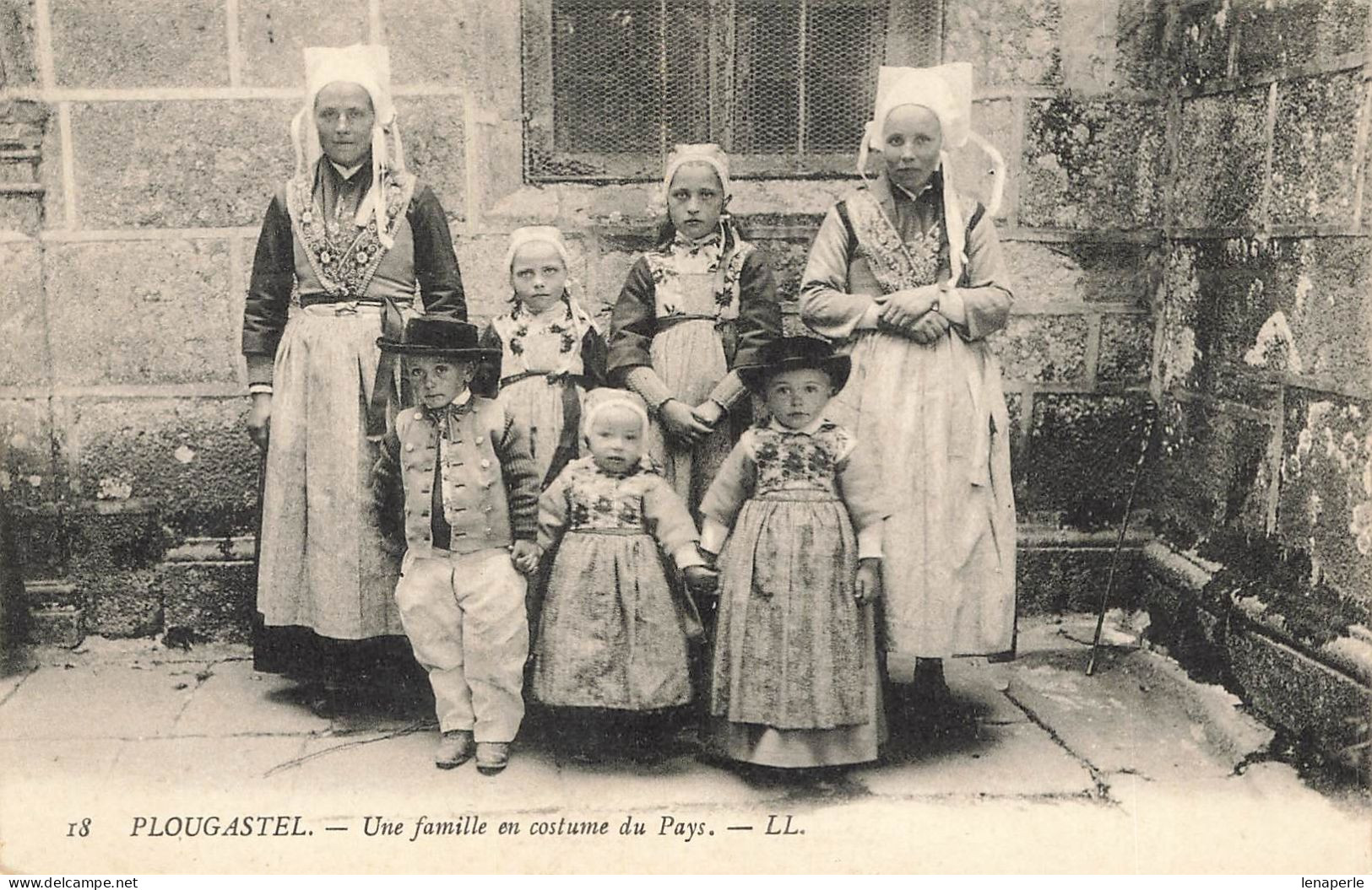 D8181 Plougastel Une Famille En Costume Du Pays - Plougastel-Daoulas