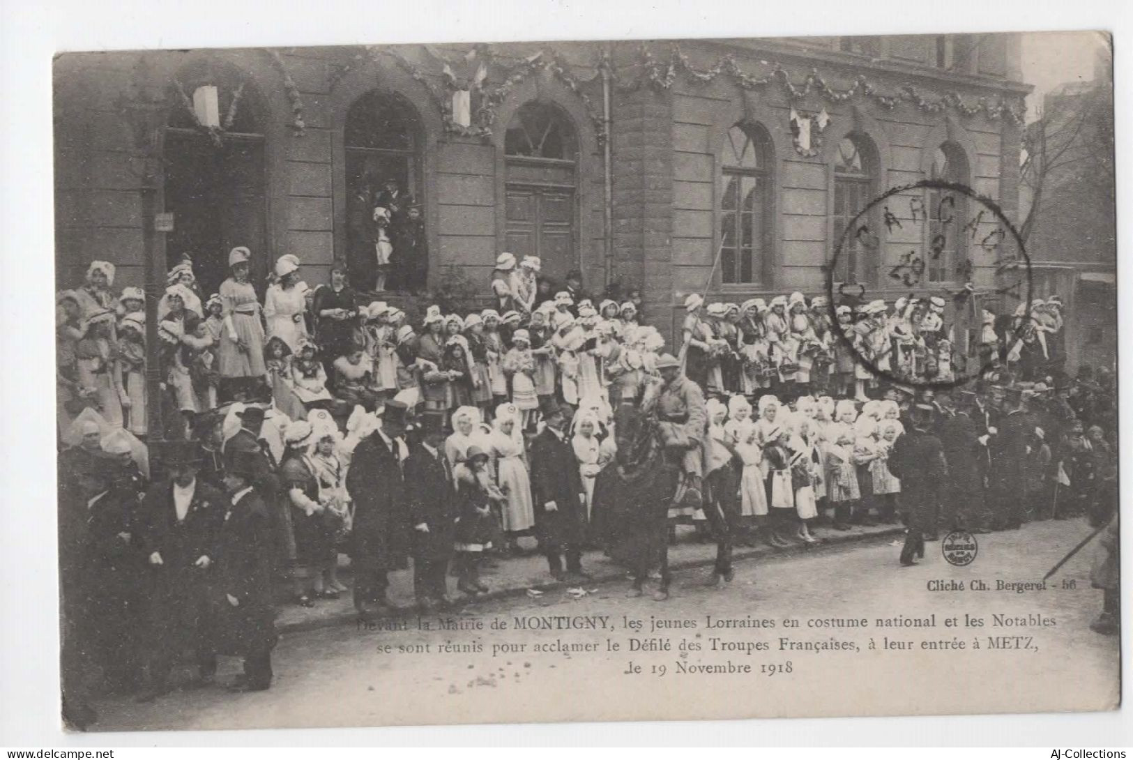 AJC - Devant La Mairie De Montigny, Les Jeunes Lorraines En Costume National - Sonstige & Ohne Zuordnung