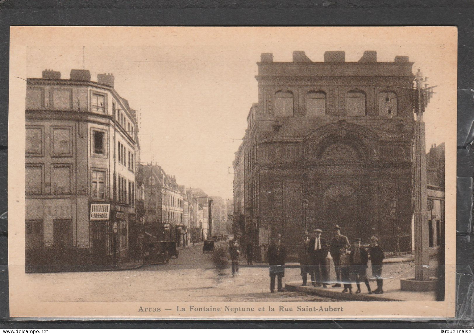 62 - ARRAS - La Fontaine Neptune Et La Rue Saint Aubert - Arras