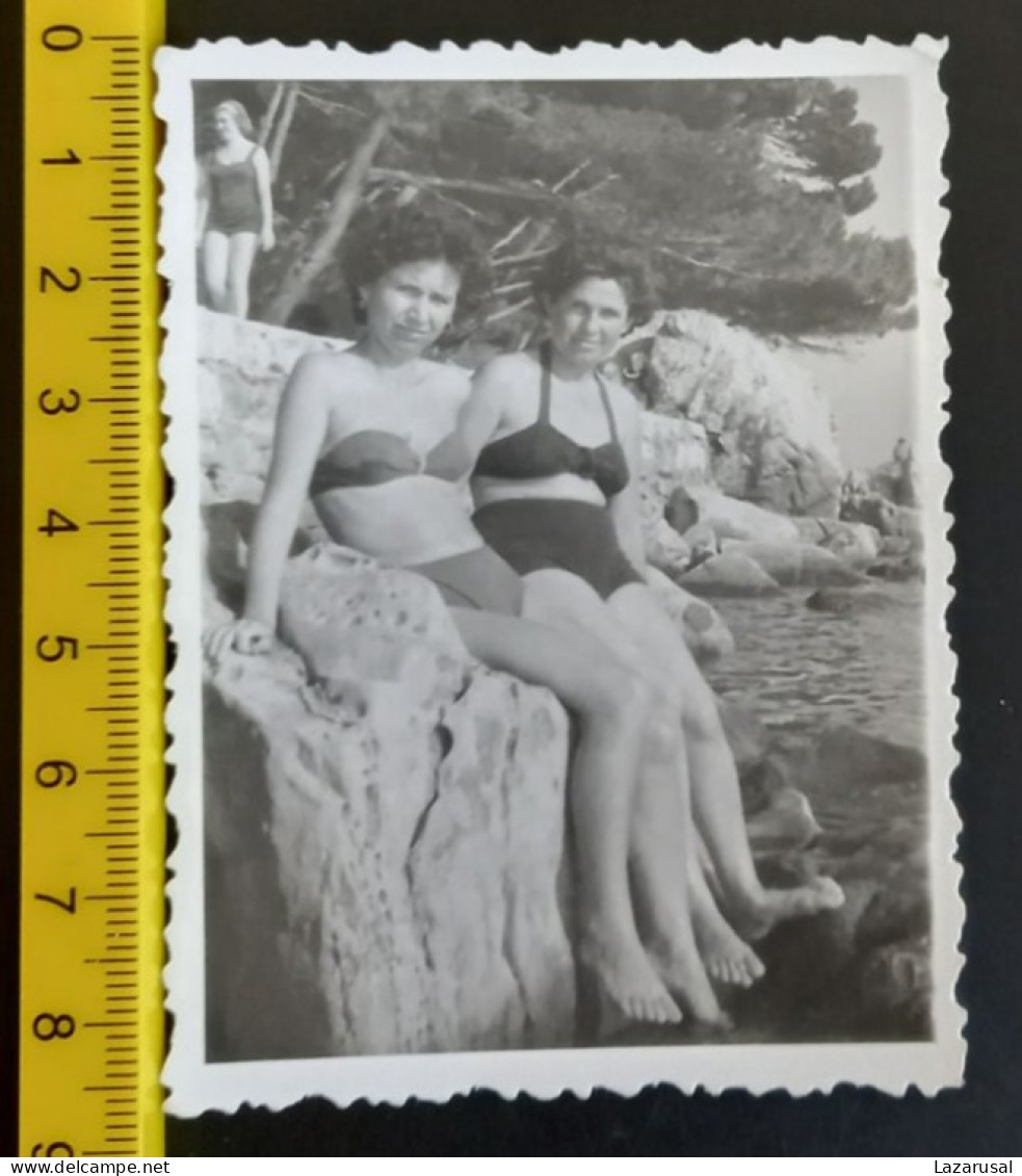 #15  Woman On Vacation - On The Beach In A Bathing Suit / Femme En Vacances - Sur La Plage En Maillot De Bain - Anonymous Persons