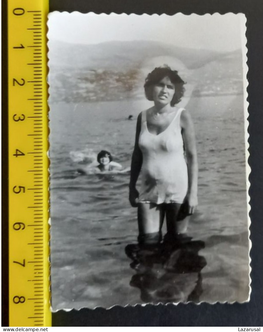 #15  Woman On Vacation - On The Beach In A Bathing Suit / Femme En Vacances - Sur La Plage En Maillot De Bain - Personnes Anonymes