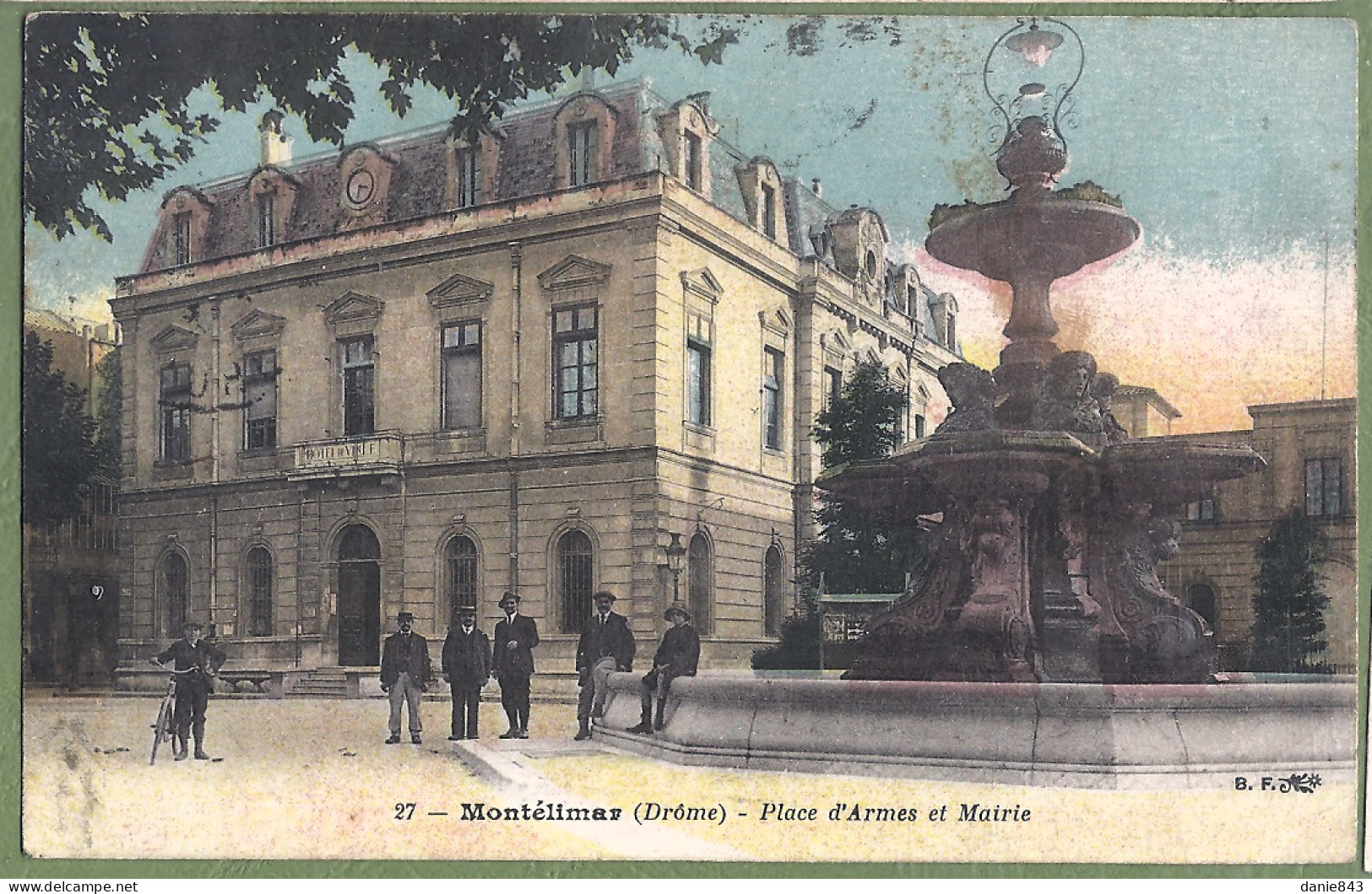 CPA  - DROME - MONTÉLIMAR - PLACE D'ARMES ET MAIRIE - Animation - Montelimar