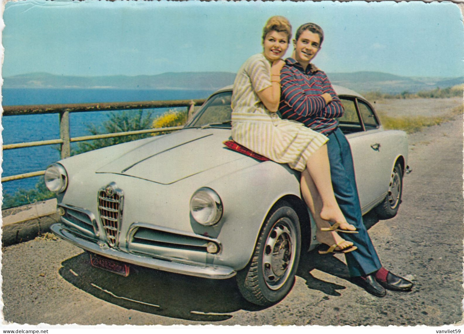 AUTO-CAR-VOITURES-ALFA ROMEO SPIDER-INNAMORATI-CARTOLINA VERA FOTOGRAFIA -VIAGGIATA 1962 - Passenger Cars