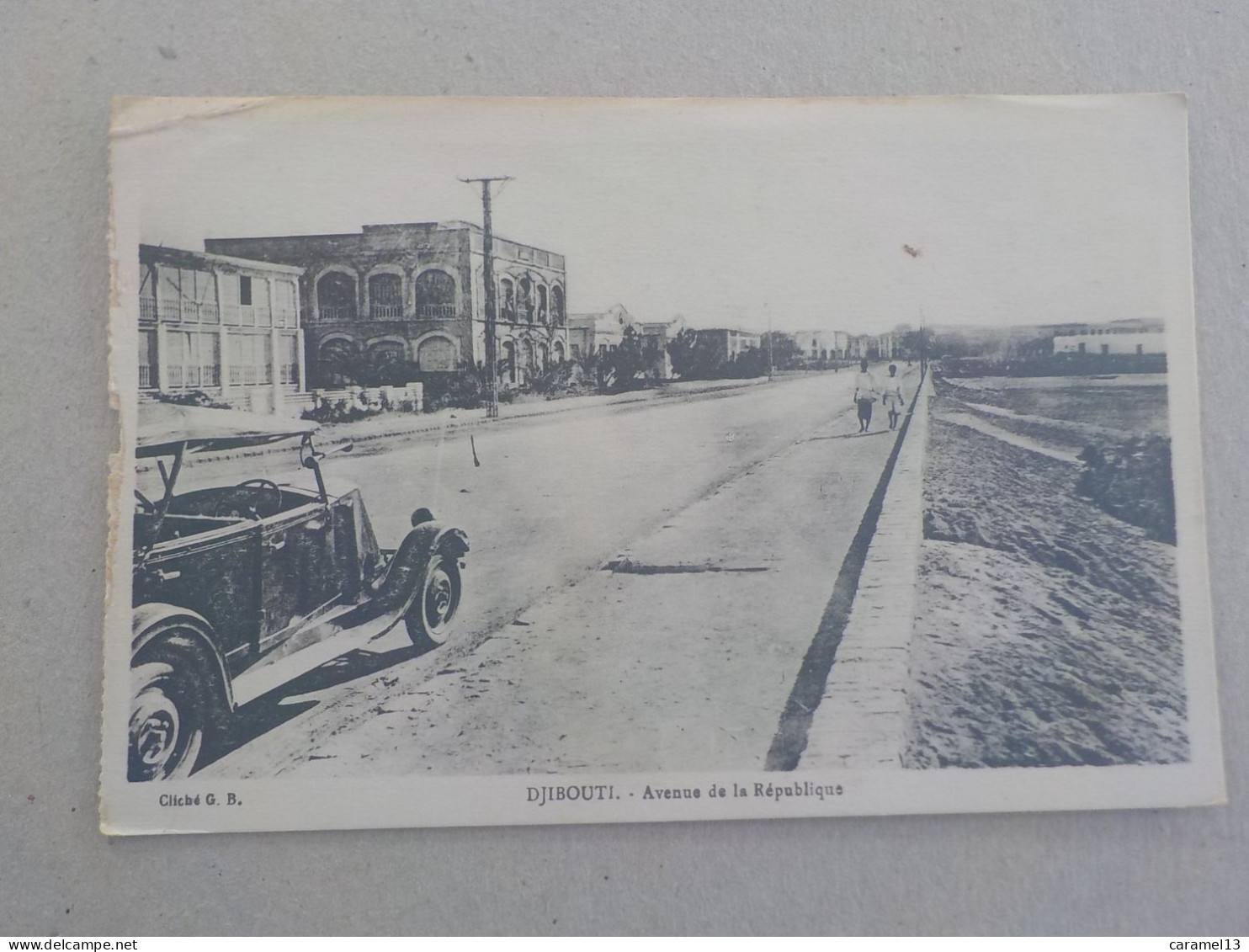 CPSM -  AU PLUS RAPIDE - DJIBOUTI - AVENUE DE LA REPUBLIQUE    - VOYAGEE 1930 NON TIMBREE   - FORMAT CPA - Djibouti