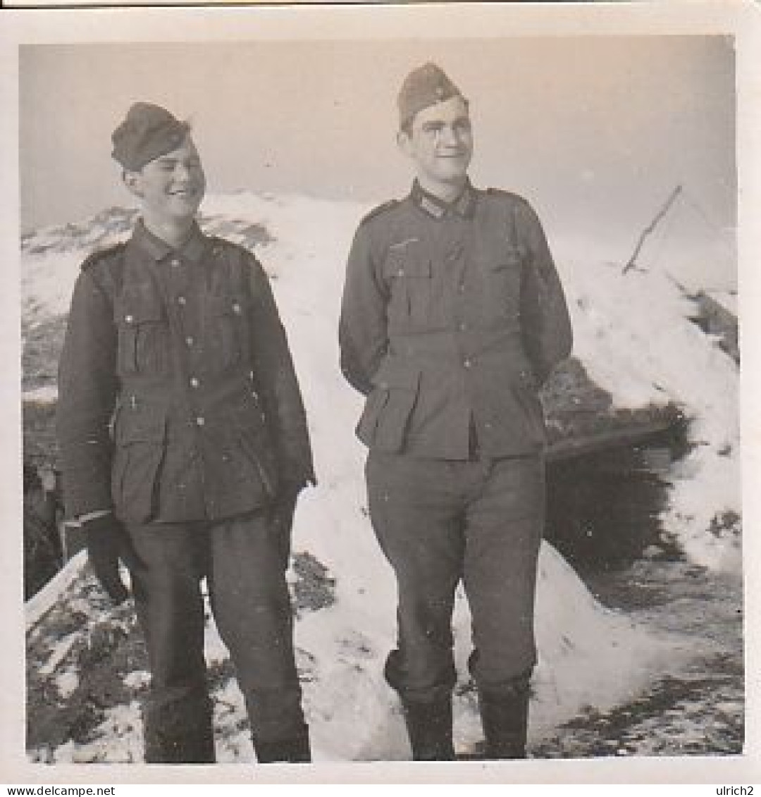 Foto 2 Deutsche Soldaten Vor Unterstand Im Winter - 2. WK - 5*5cm  (69013) - Guerra, Militari