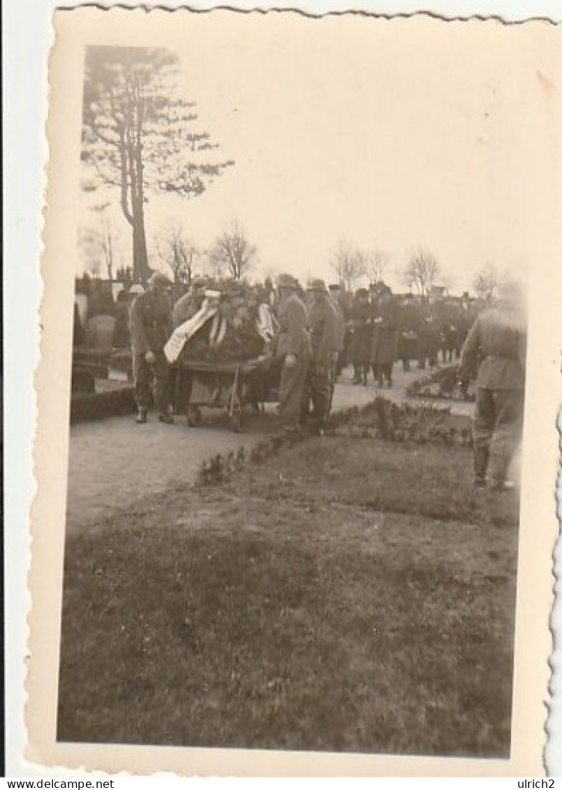 Foto Gruppe Deutsche Soldaten Bei Beerdigung - 2. WK - 8*5cm  (69016) - Krieg, Militär