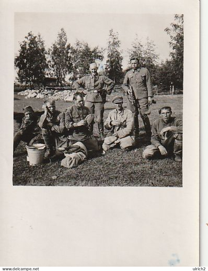 Foto Deutsche Soldaten Mit Russ. Kriegsgefangenen - Unsere Ersten 5 Gefangenen - 2. WK - 8*5cm  (69017) - Guerra, Militari