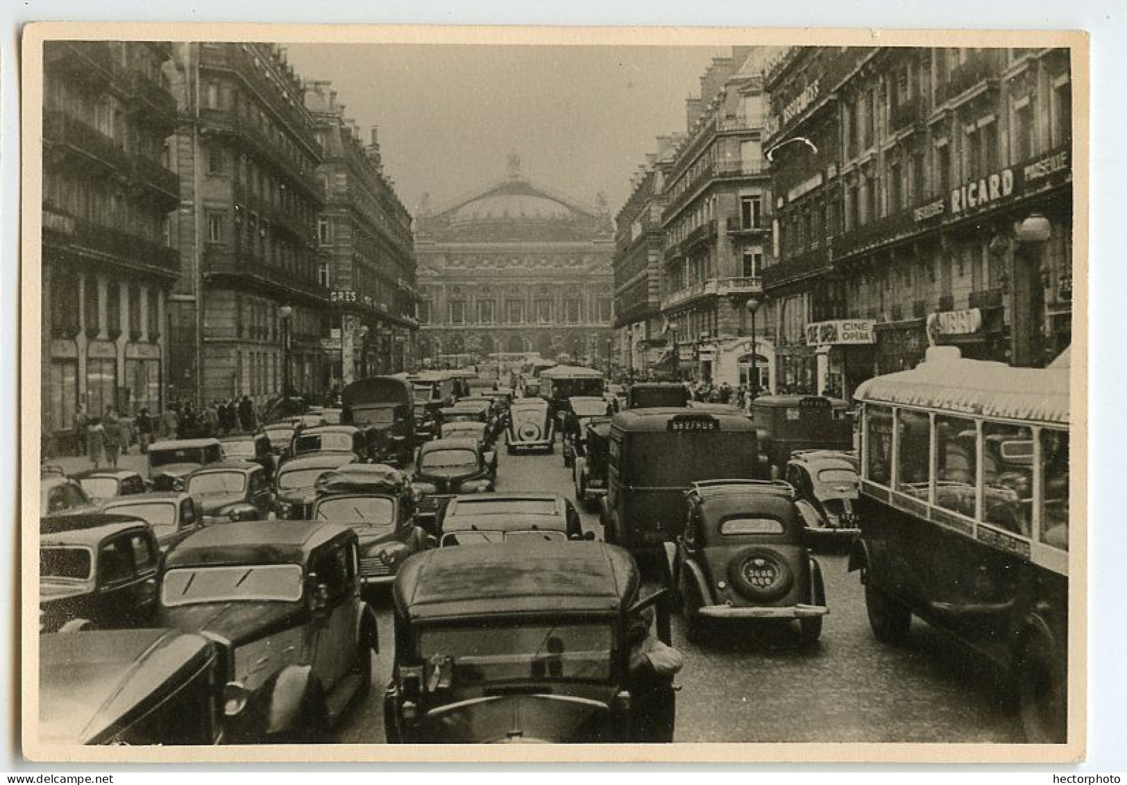 Snapshot PARIS Place De L'opéra Avenue Bus Voiture Car Trafic 40s 30s Iconique Pub Tramway Opéra - Places