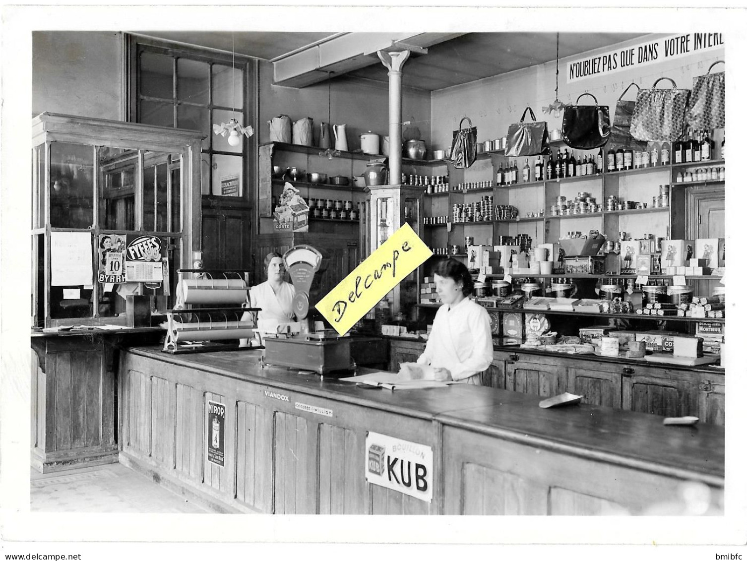 Belle Photo   Au Dos Marqué Crayon AMBIERLE (il Y A Effectivement Un Musée Alice TAVERNE Avec Ce Genre De Boutique) - Beroepen