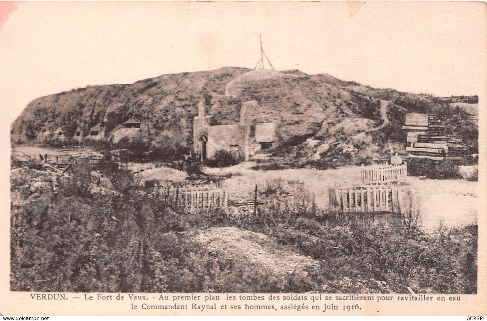 VERDUN Le Fort De Vaux Au Premier Plan Les Tombes Des Soldats 26(scan Recto-verso) MA2013 - Verdun