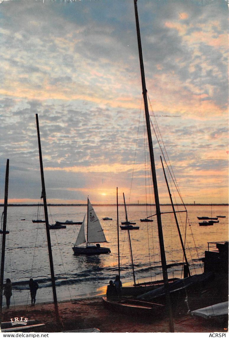 Le Bassin D Arcachon Au Crepuscule Au Loin Le Phare Du Cap Ferret 24(scan Recto-verso) MA2030 - Arcachon