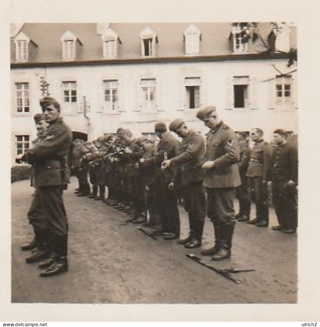 Foto Deutsche Soldaten Beim Appell - 2. WK - 5*5cm  (69018) - Guerra, Militari