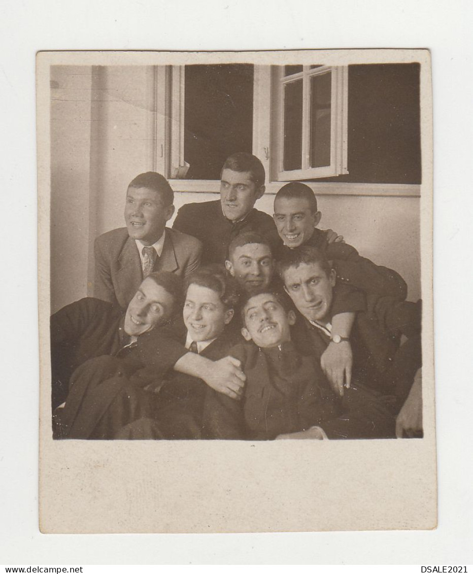 Handsome Guys, Group Young Men Pose Affectionate, Vintage Orig Square Photo Gay Int. 5.7x6.9cm. (18764) - Personnes Anonymes