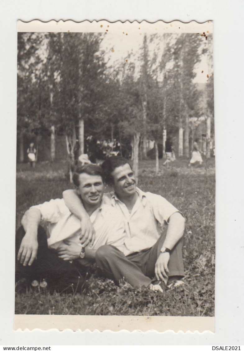 Handsome Guys, Two Young Men Pose Affectionate In Park, Portrait, Vintage Orig Photo Gay Int. 5.5x8.7cm. (20076) - Personnes Anonymes