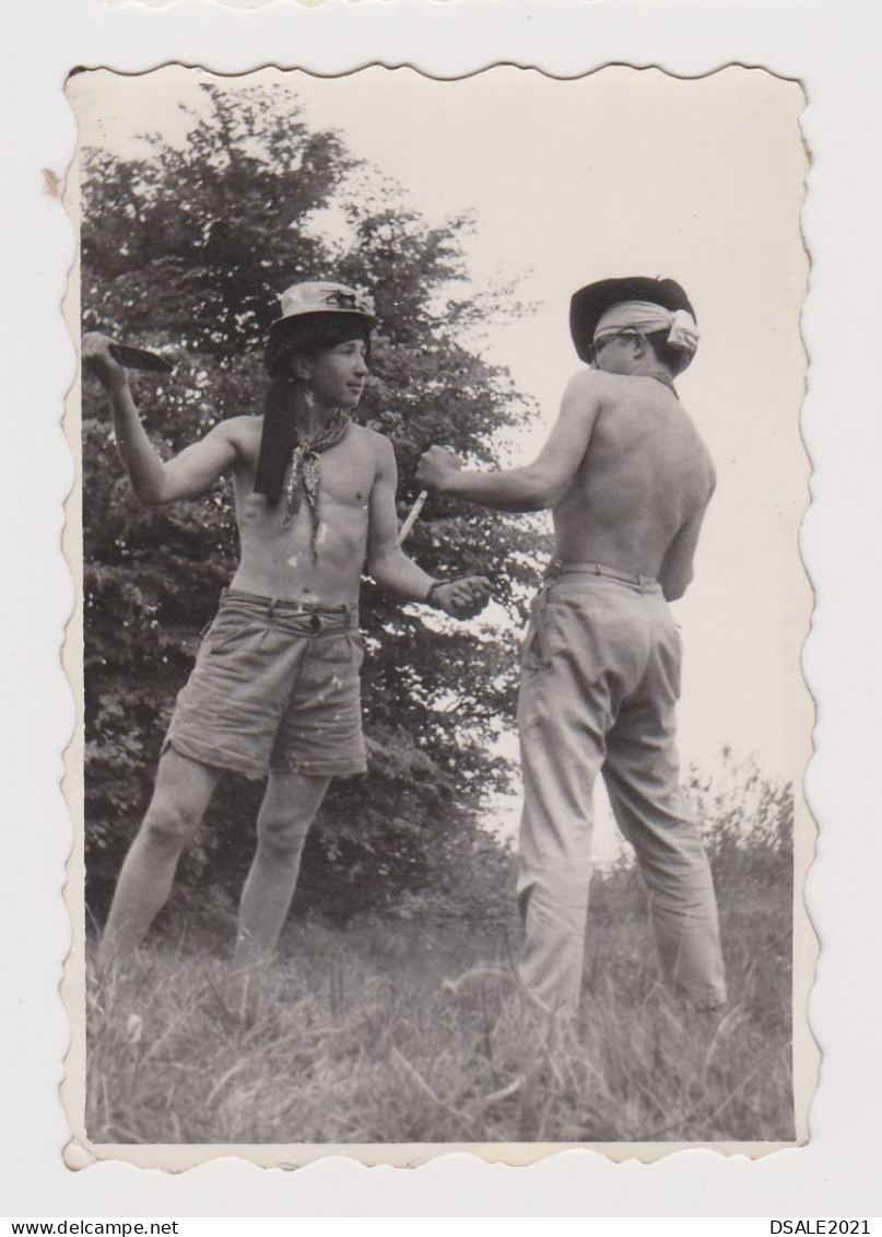 Shirtless Muscle Guys, Two Young Men Pose With Knives, Scene, Vintage Orig Photo 6.1x9cm. (58924) - Personnes Anonymes