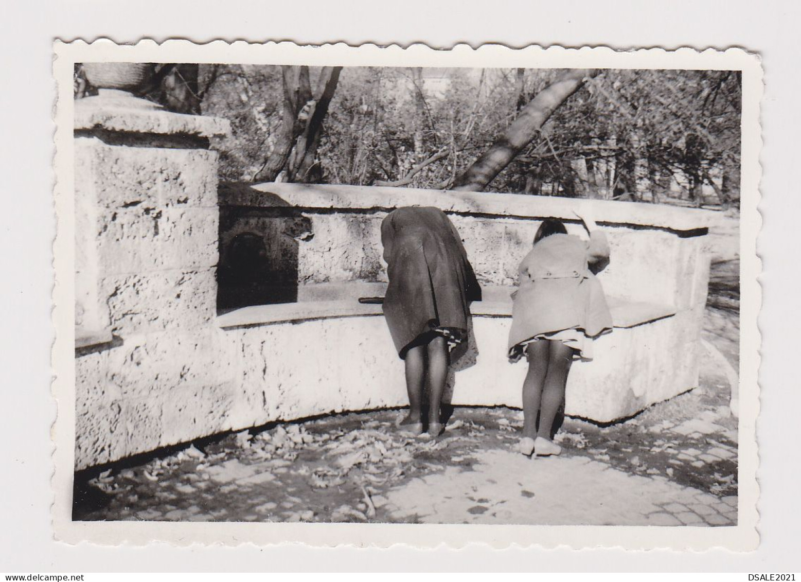 Two Women Drinking Water, Rear Portrait, Scene, Vintage Orig Photo 8.5x6cm. (1380) - Personnes Anonymes