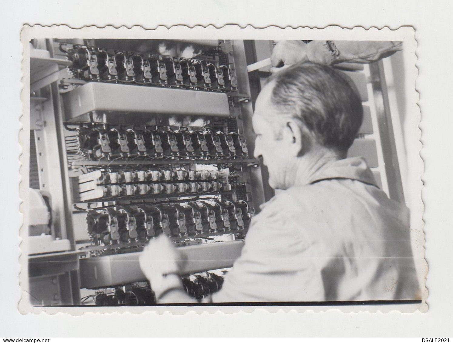 Man Working Repairing, Rear Portrait, Scene, Vintage Orig Photo 8.6x6.2cm. (20035) - Personnes Anonymes