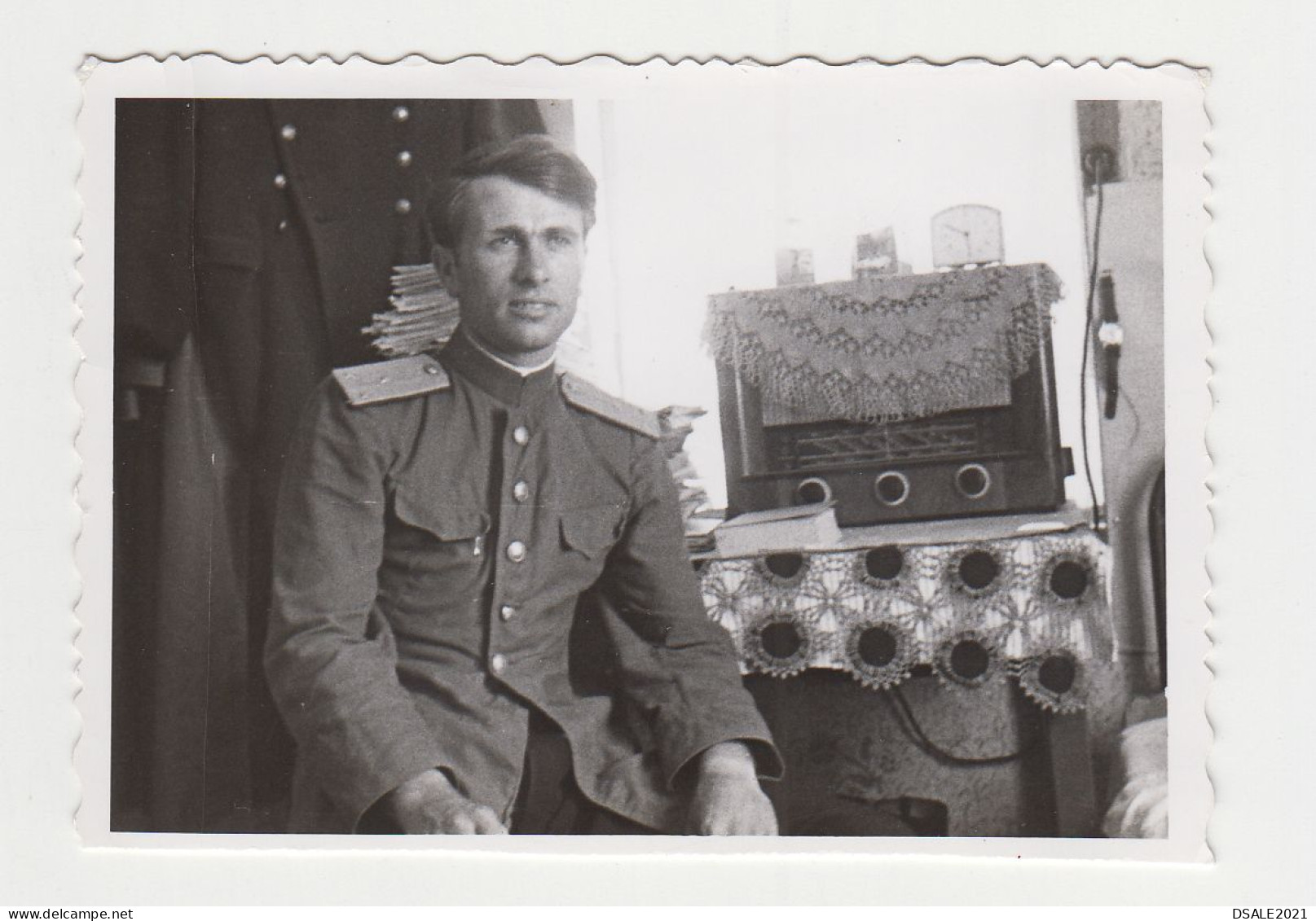 Man Military Officer With Uniform Pose To Old Tube Radio, Portrait, Vintage Orig Photo 8.7x6.1cm. (20042) - Guerre, Militaire