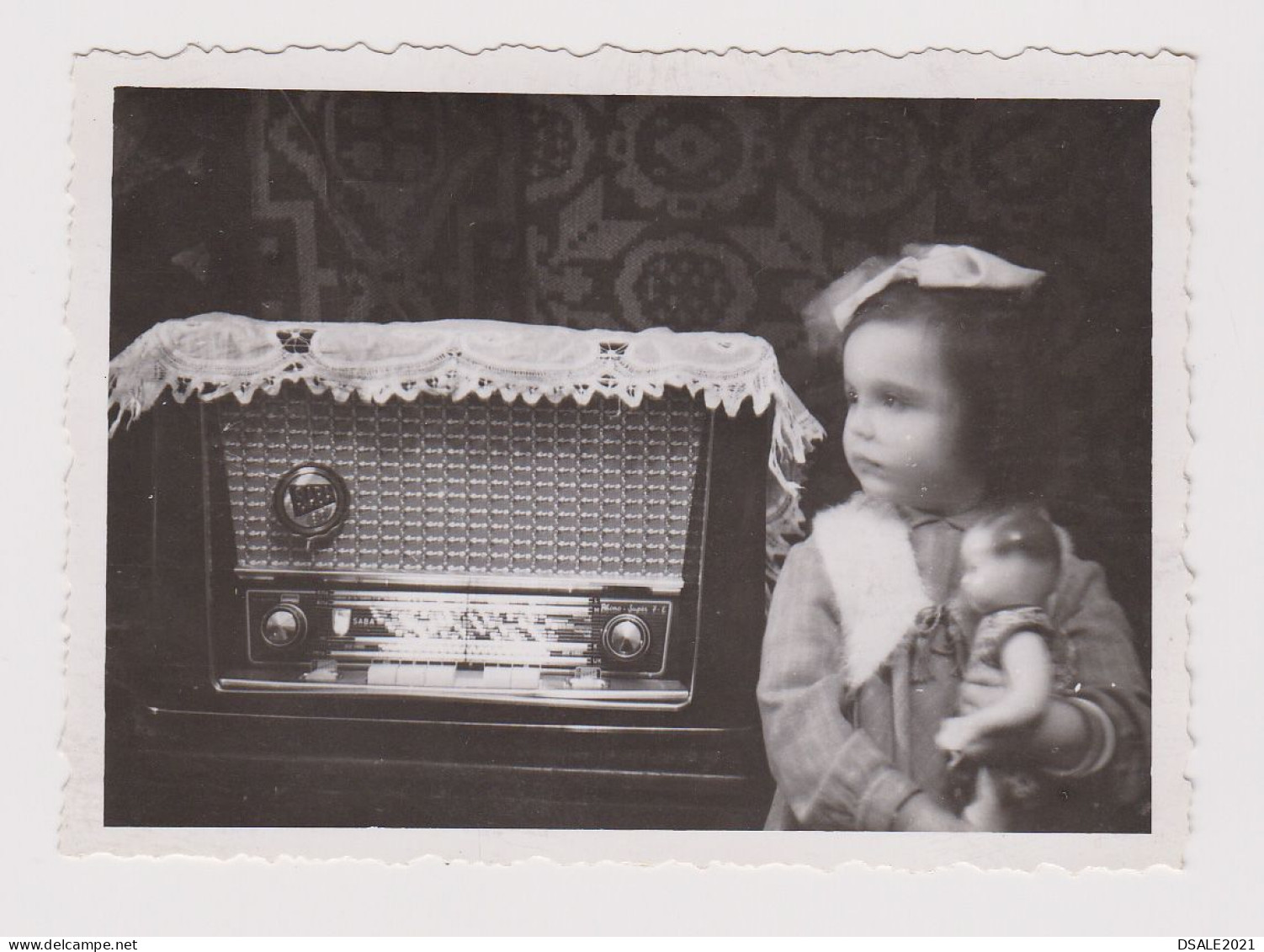 Cute Girl With Doll Pose To Old Tube Radio, Scene, Abstract Surreal Vintage Orig Photo 8.5x6.2cm. (57067) - Personnes Anonymes