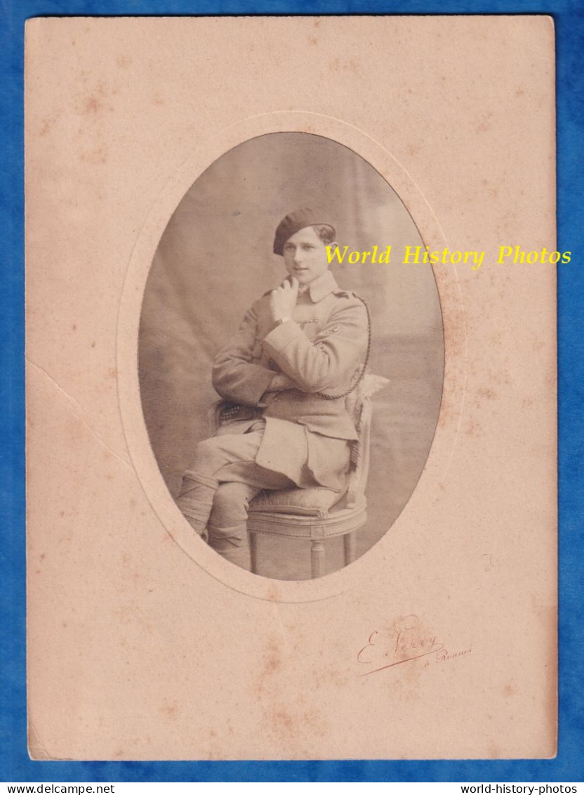 Photo Ancienne - RENNES - Portrait Studio Jeune Poilu - Voir Patch Obus De Mortier ? Uniforme Médaille Soldat WW1 Verry - War, Military