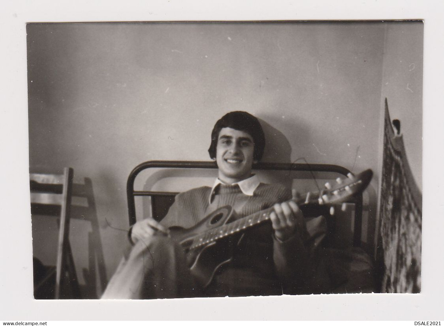 Smiling Young Man Pose With Music Guitar, Portrait, Vintage Orig Photo 8.5x5.8cm. (54981) - Personnes Anonymes