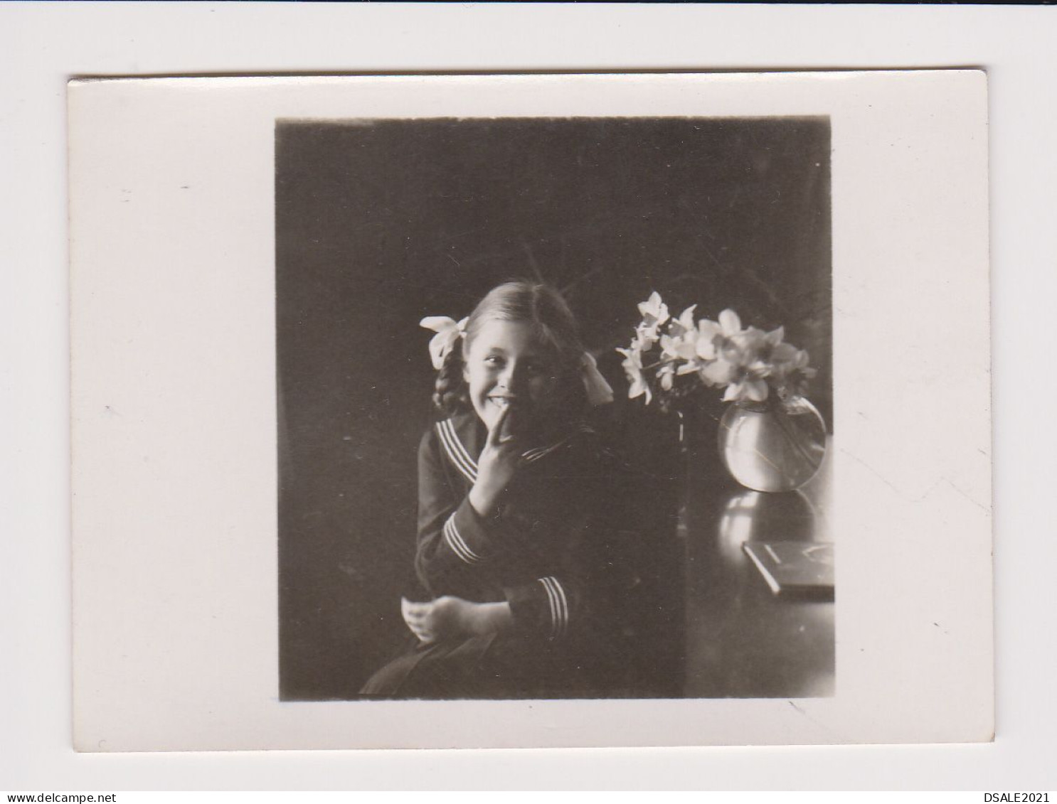 Cute Smiling Girl, Portrait With Vase, Vintage Orig Photo 9x6.5cm. (1374) - Personnes Anonymes