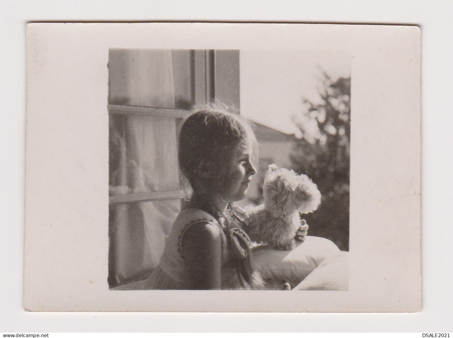 Cute Girl, Portrait With Teddy Bear On The Open Window, Vintage Orig Photo 8.9x6cm. (1375) - Personnes Anonymes