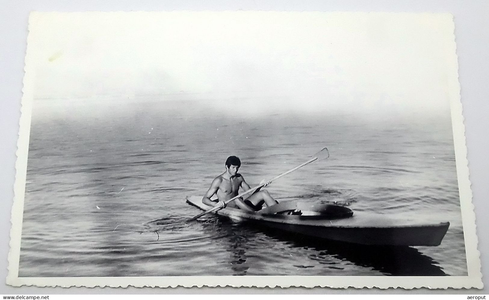 Photo Ancienne, Beau Jeune Homme Musclé Torse Nu En Kayak à La Plage, Gay Int, Années 1950 - Personnes Anonymes