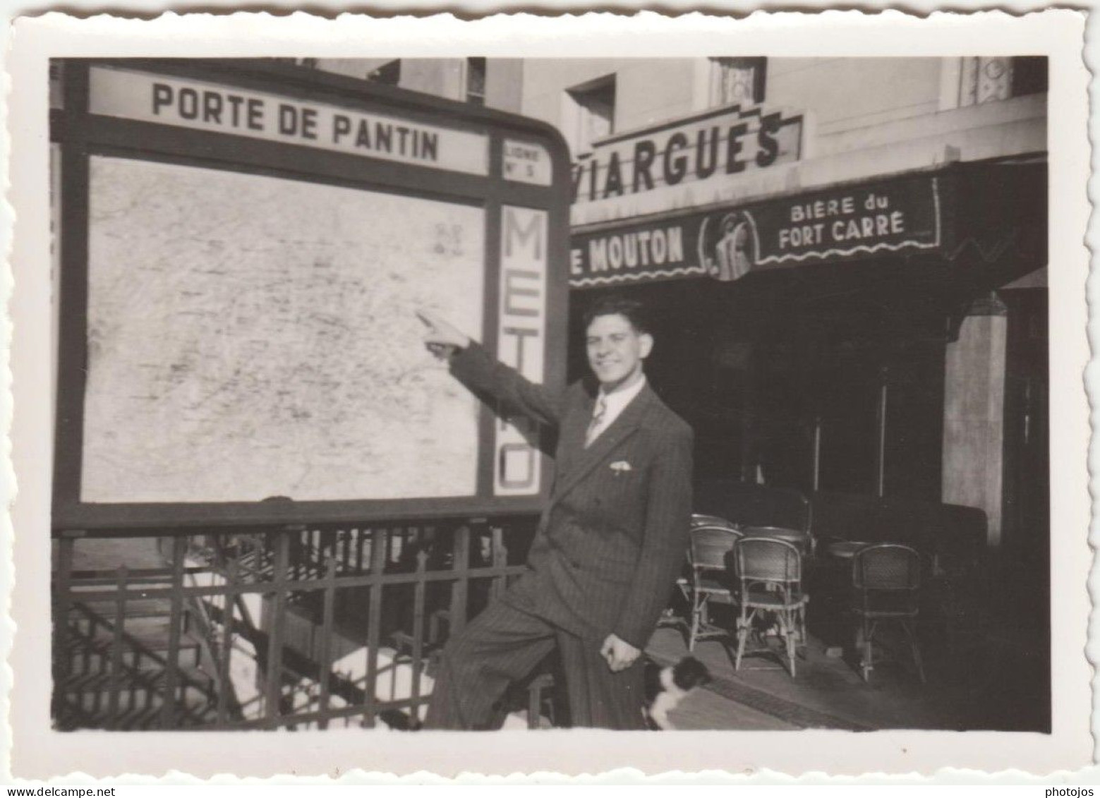 Photo Originale Prise à Paris (75) Porte De Pantin Devant Le Plan Du Métro Et Un Café (maintenant Biclowne Café) - Places