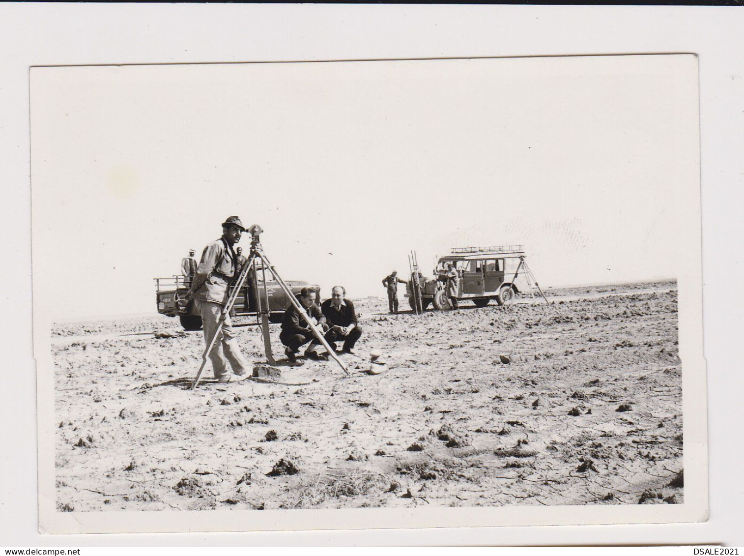 Man, Working With Old Geodetic Theodolite, Scene, Old Car, Truck, Vintage Orig Photo 10.6x7.4cm. (537) - Personnes Anonymes