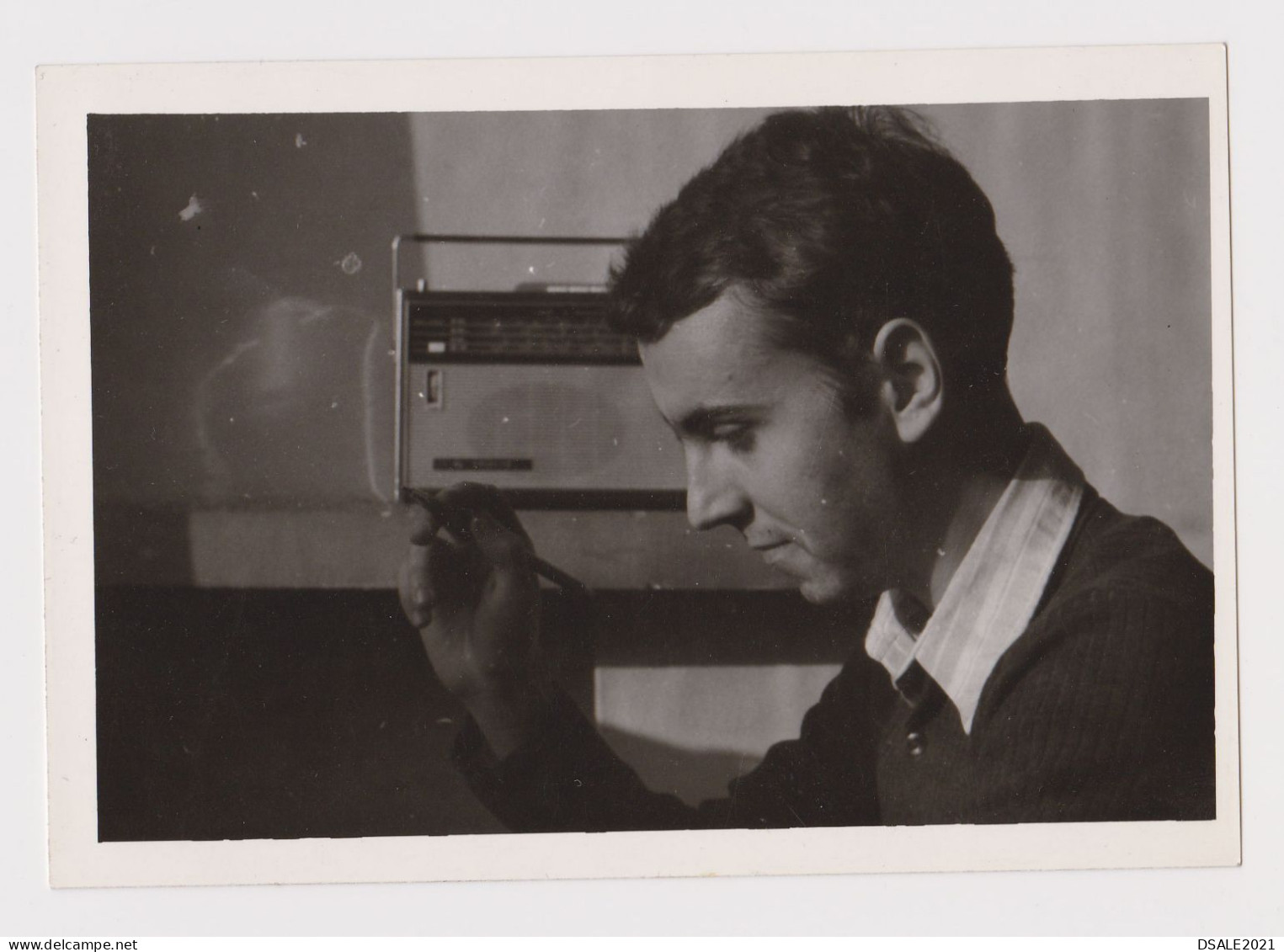 Young Man With Pencil In Hand, Old Radio Transistor, Scene, Vintage Orig Photo (49496) - Personnes Anonymes